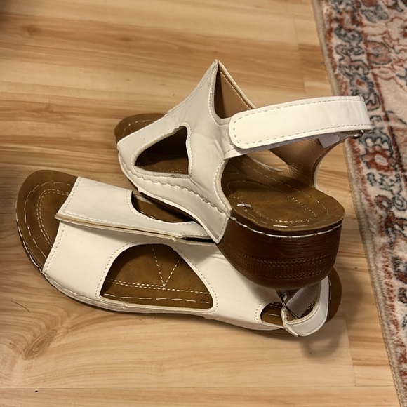 EUC,WHITE sandals,size 8M,worn once,very lightweight,faux LEATHER, Velcro strap - Picture 4 of 13